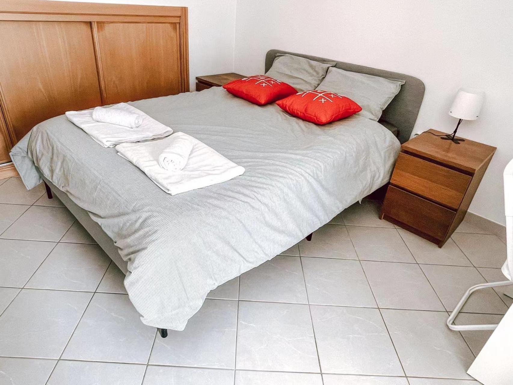 Seaside Room In A Peniche Townhouse Featuring A Private Bathroom And Shared Access To The Swimming Pool And Kitchen Atouguia Da Baleia Zewnętrze zdjęcie
